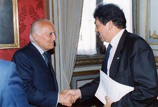 Incontro del Presidente della Repubblica Oscar Luigi Scalfaro con il prof. Antonio Paolucci, ministro per i beni culturali e ambientali, e con i promotori, curatori ed esponenti della Casa editrice dell'Edizione nazionale delle opere scritte di Piero della Francesca, per presentare l'opera