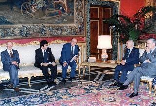 Incontro del Presidente della Repubblica Oscar Luigi Scalfaro con il prof. Antonio Paolucci, ministro per i beni culturali e ambientali, e con i promotori, curatori ed esponenti della Casa editrice dell'Edizione nazionale delle opere scritte di Piero della Francesca, per presentare l'opera