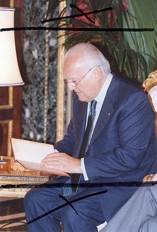 Incontro del Presidente della Repubblica Oscar Luigi Scalfaro con il prof. Antonio Paolucci, ministro per i beni culturali e ambientali, e con i promotori, curatori ed esponenti della Casa editrice dell'Edizione nazionale delle opere scritte di Piero della Francesca, per presentare l'opera