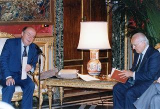 Incontro del Presidente della Repubblica Oscar Luigi Scalfaro con il prof. Antonio Paolucci, ministro per i beni culturali e ambientali, e con i promotori, curatori ed esponenti della Casa editrice dell'Edizione nazionale delle opere scritte di Piero della Francesca, per presentare l'opera