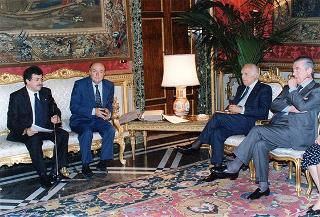 Incontro del Presidente della Repubblica Oscar Luigi Scalfaro con il prof. Antonio Paolucci, ministro per i beni culturali e ambientali, e con i promotori, curatori ed esponenti della Casa editrice dell'Edizione nazionale delle opere scritte di Piero della Francesca, per presentare l'opera