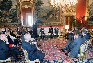 Incontro del Presidente della Repubblica Oscar Luigi Scalfaro con il prof. Antonio Paolucci, ministro per i beni culturali e ambientali, e con i promotori, curatori ed esponenti della Casa editrice dell'Edizione nazionale delle opere scritte di Piero della Francesca, per presentare l'opera