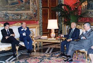 Incontro del Presidente della Repubblica Oscar Luigi Scalfaro con il prof. Antonio Paolucci, ministro per i beni culturali e ambientali, e con i promotori, curatori ed esponenti della Casa editrice dell'Edizione nazionale delle opere scritte di Piero della Francesca, per presentare l'opera