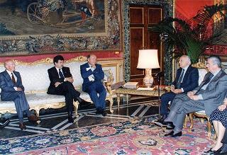 Incontro del Presidente della Repubblica Oscar Luigi Scalfaro con il prof. Antonio Paolucci, ministro per i beni culturali e ambientali, e con i promotori, curatori ed esponenti della Casa editrice dell'Edizione nazionale delle opere scritte di Piero della Francesca, per presentare l'opera
