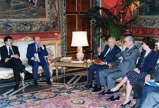 Incontro del Presidente della Repubblica Oscar Luigi Scalfaro con il prof. Antonio Paolucci, ministro per i beni culturali e ambientali, e con i promotori, curatori ed esponenti della Casa editrice dell'Edizione nazionale delle opere scritte di Piero della Francesca, per presentare l'opera