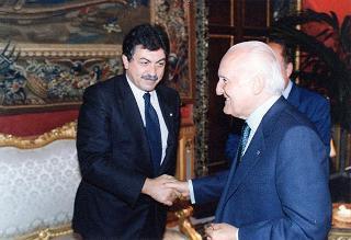 Incontro del Presidente della Repubblica Oscar Luigi Scalfaro con il prof. Antonio Paolucci, ministro per i beni culturali e ambientali, e con i promotori, curatori ed esponenti della Casa editrice dell'Edizione nazionale delle opere scritte di Piero della Francesca, per presentare l'opera