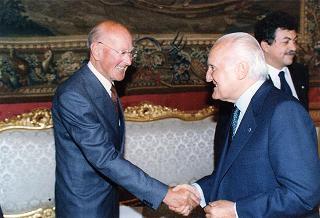 Incontro del Presidente della Repubblica Oscar Luigi Scalfaro con il prof. Antonio Paolucci, ministro per i beni culturali e ambientali, e con i promotori, curatori ed esponenti della Casa editrice dell'Edizione nazionale delle opere scritte di Piero della Francesca, per presentare l'opera