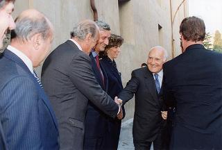 Il Presidente della Repubblica Oscar Luigi Scalfaro durante la sua partecipazione al Convegno "Costruiamo insieme le nostre Regioni" tenutosi nella sede delle Ex Scuderie di Palazzo Farnese a Caprarola (Viterbo)