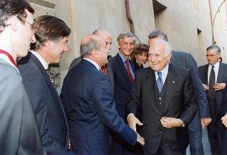Il Presidente della Repubblica Oscar Luigi Scalfaro durante la sua partecipazione al Convegno "Costruiamo insieme le nostre Regioni" tenutosi nella sede delle Ex Scuderie di Palazzo Farnese a Caprarola (Viterbo)