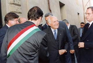Il Presidente della Repubblica Oscar Luigi Scalfaro durante la sua partecipazione al Convegno "Costruiamo insieme le nostre Regioni" tenutosi nella sede delle Ex Scuderie di Palazzo Farnese a Caprarola (Viterbo)