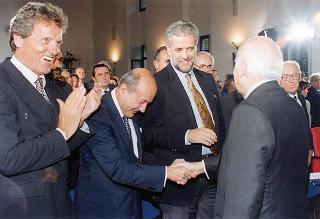 Il Presidente della Repubblica Oscar Luigi Scalfaro durante la sua partecipazione al Convegno "Costruiamo insieme le nostre Regioni" tenutosi nella sede delle Ex Scuderie di Palazzo Farnese a Caprarola (Viterbo)