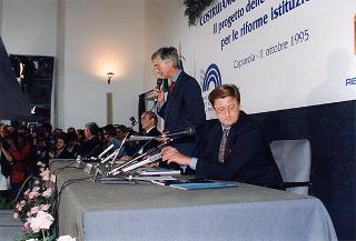 Il Presidente della Repubblica Oscar Luigi Scalfaro durante la sua partecipazione al Convegno "Costruiamo insieme le nostre Regioni" tenutosi nella sede delle Ex Scuderie di Palazzo Farnese a Caprarola (Viterbo)