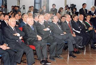 Il Presidente della Repubblica Oscar Luigi Scalfaro durante la sua partecipazione al Convegno "Costruiamo insieme le nostre Regioni" tenutosi nella sede delle Ex Scuderie di Palazzo Farnese a Caprarola (Viterbo)
