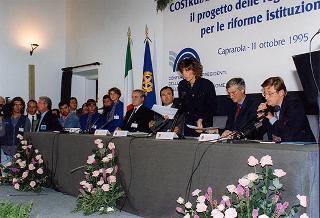 Il Presidente della Repubblica Oscar Luigi Scalfaro durante la sua partecipazione al Convegno "Costruiamo insieme le nostre Regioni" tenutosi nella sede delle Ex Scuderie di Palazzo Farnese a Caprarola (Viterbo)