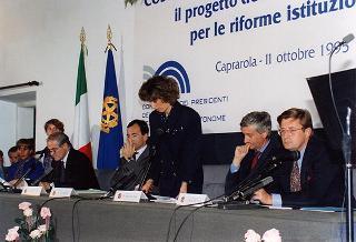 Il Presidente della Repubblica Oscar Luigi Scalfaro durante la sua partecipazione al Convegno "Costruiamo insieme le nostre Regioni" tenutosi nella sede delle Ex Scuderie di Palazzo Farnese a Caprarola (Viterbo)