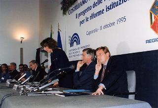Il Presidente della Repubblica Oscar Luigi Scalfaro durante la sua partecipazione al Convegno "Costruiamo insieme le nostre Regioni" tenutosi nella sede delle Ex Scuderie di Palazzo Farnese a Caprarola (Viterbo)