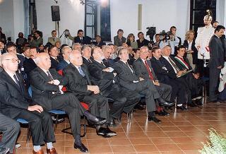 Il Presidente della Repubblica Oscar Luigi Scalfaro durante la sua partecipazione al Convegno "Costruiamo insieme le nostre Regioni" tenutosi nella sede delle Ex Scuderie di Palazzo Farnese a Caprarola (Viterbo)