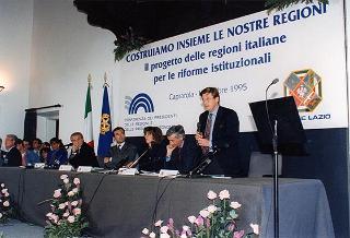 Il Presidente della Repubblica Oscar Luigi Scalfaro durante la sua partecipazione al Convegno "Costruiamo insieme le nostre Regioni" tenutosi nella sede delle Ex Scuderie di Palazzo Farnese a Caprarola (Viterbo)