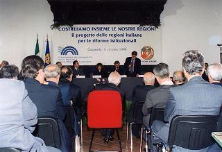 Il Presidente della Repubblica Oscar Luigi Scalfaro durante la sua partecipazione al Convegno "Costruiamo insieme le nostre Regioni" tenutosi nella sede delle Ex Scuderie di Palazzo Farnese a Caprarola (Viterbo)