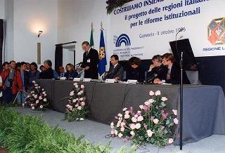 Il Presidente della Repubblica Oscar Luigi Scalfaro durante la sua partecipazione al Convegno "Costruiamo insieme le nostre Regioni" tenutosi nella sede delle Ex Scuderie di Palazzo Farnese a Caprarola (Viterbo)