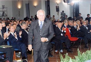 Il Presidente della Repubblica Oscar Luigi Scalfaro durante la sua partecipazione al Convegno &quot;Costruiamo insieme le nostre Regioni&quot; tenutosi nella sede delle Ex Scuderie di Palazzo Farnese a Caprarola (Viterbo)