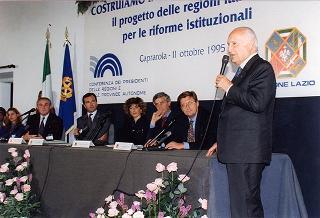 Il Presidente della Repubblica Oscar Luigi Scalfaro durante la sua partecipazione al Convegno "Costruiamo insieme le nostre Regioni" tenutosi nella sede delle Ex Scuderie di Palazzo Farnese a Caprarola (Viterbo)