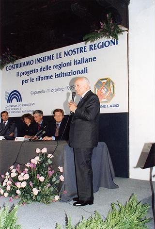 Il Presidente della Repubblica Oscar Luigi Scalfaro durante la sua partecipazione al Convegno "Costruiamo insieme le nostre Regioni" tenutosi nella sede delle Ex Scuderie di Palazzo Farnese a Caprarola (Viterbo)
