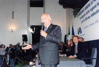 Il Presidente della Repubblica Oscar Luigi Scalfaro durante la sua partecipazione al Convegno "Costruiamo insieme le nostre Regioni" tenutosi nella sede delle Ex Scuderie di Palazzo Farnese a Caprarola (Viterbo)