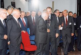 Il Presidente della Repubblica Oscar Luigi Scalfaro durante la sua partecipazione al Convegno "Costruiamo insieme le nostre Regioni" tenutosi nella sede delle Ex Scuderie di Palazzo Farnese a Caprarola (Viterbo)