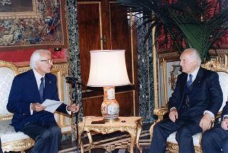 Il Presidente della Repubblica Oscar Luigi Scalfaro riceve in udienza il prof. Franco Cesareo, presidente dell'Unione nazionale mutilati per servizio, con una delegazione