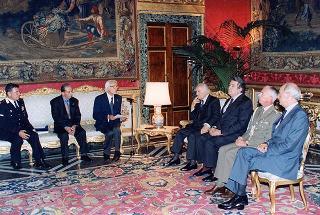 Il Presidente della Repubblica Oscar Luigi Scalfaro riceve in udienza il prof. Franco Cesareo, presidente dell'Unione nazionale mutilati per servizio, con una delegazione