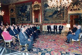 Il Presidente della Repubblica Oscar Luigi Scalfaro riceve in udienza il prof. Franco Cesareo, presidente dell'Unione nazionale mutilati per servizio, con una delegazione