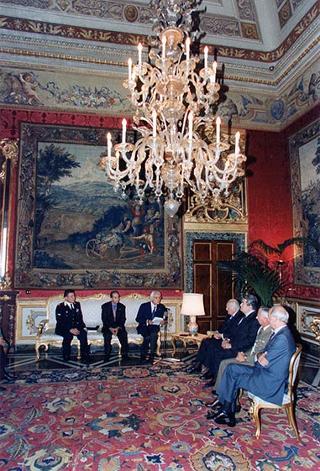 Il Presidente della Repubblica Oscar Luigi Scalfaro riceve in udienza il prof. Franco Cesareo, presidente dell'Unione nazionale mutilati per servizio, con una delegazione