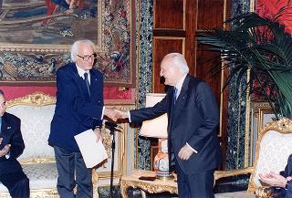 Il Presidente della Repubblica Oscar Luigi Scalfaro riceve in udienza il prof. Franco Cesareo, presidente dell'Unione nazionale mutilati per servizio, con una delegazione