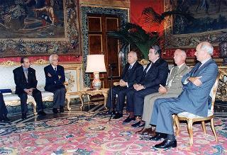 Il Presidente della Repubblica Oscar Luigi Scalfaro riceve in udienza il prof. Franco Cesareo, presidente dell'Unione nazionale mutilati per servizio, con una delegazione