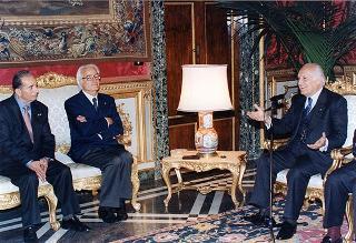 Il Presidente della Repubblica Oscar Luigi Scalfaro riceve in udienza il prof. Franco Cesareo, presidente dell'Unione nazionale mutilati per servizio, con una delegazione