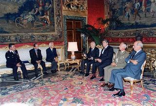 Il Presidente della Repubblica Oscar Luigi Scalfaro riceve in udienza il prof. Franco Cesareo, presidente dell'Unione nazionale mutilati per servizio, con una delegazione