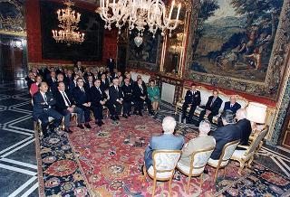 Il Presidente della Repubblica Oscar Luigi Scalfaro riceve in udienza il prof. Franco Cesareo, presidente dell'Unione nazionale mutilati per servizio, con una delegazione