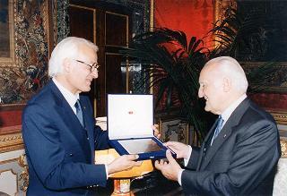 Il Presidente della Repubblica Oscar Luigi Scalfaro riceve in udienza il prof. Franco Cesareo, presidente dell'Unione nazionale mutilati per servizio, con una delegazione