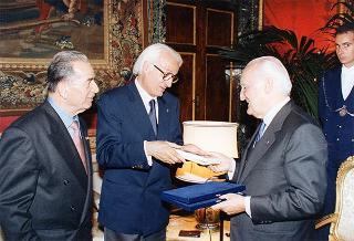 Il Presidente della Repubblica Oscar Luigi Scalfaro riceve in udienza il prof. Franco Cesareo, presidente dell'Unione nazionale mutilati per servizio, con una delegazione