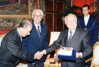 Il Presidente della Repubblica Oscar Luigi Scalfaro riceve in udienza il prof. Franco Cesareo, presidente dell'Unione nazionale mutilati per servizio, con una delegazione