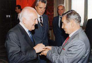Il Presidente della Repubblica Oscar Luigi Scalfaro riceve in udienza il prof. Franco Cesareo, presidente dell'Unione nazionale mutilati per servizio, con una delegazione