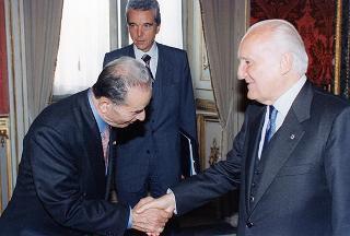 Il Presidente della Repubblica Oscar Luigi Scalfaro riceve in udienza il prof. Franco Cesareo, presidente dell'Unione nazionale mutilati per servizio, con una delegazione