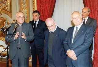 Il Presidente della Repubblica Oscar Luigi Scalfaro riceve la visita di Don Felice Bagnati, con alcuni parrocchiani della Chiesa Maria Vergine Assunta di Ameno (Novara)