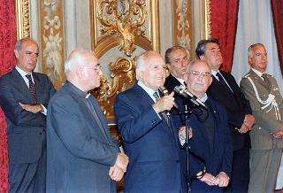 Il Presidente della Repubblica Oscar Luigi Scalfaro riceve la visita di Don Felice Bagnati, con alcuni parrocchiani della Chiesa Maria Vergine Assunta di Ameno (Novara)