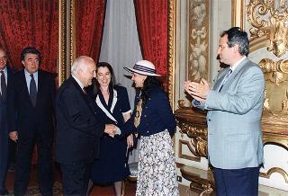 Il Presidente della Repubblica Oscar Luigi Scalfaro riceve in udienza gli alunni del Circolo didattico di Visso (MC) che hanno allestito la Mostra permanente "L'Europa per i bambini, i bambini per l'Europa"