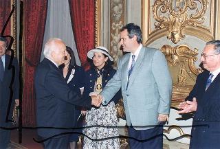 Il Presidente della Repubblica Oscar Luigi Scalfaro riceve in udienza gli alunni del Circolo didattico di Visso (MC) che hanno allestito la Mostra permanente "L'Europa per i bambini, i bambini per l'Europa"
