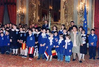 Il Presidente della Repubblica Oscar Luigi Scalfaro riceve in udienza gli alunni del Circolo didattico di Visso (MC) che hanno allestito la Mostra permanente "L'Europa per i bambini, i bambini per l'Europa"