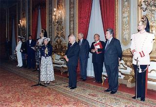 Il Presidente della Repubblica Oscar Luigi Scalfaro riceve in udienza gli alunni del Circolo didattico di Visso (MC) che hanno allestito la Mostra permanente "L'Europa per i bambini, i bambini per l'Europa"