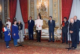 Il Presidente della Repubblica Oscar Luigi Scalfaro riceve in udienza gli alunni del Circolo didattico di Visso (MC) che hanno allestito la Mostra permanente "L'Europa per i bambini, i bambini per l'Europa"